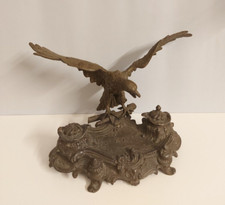 Calamaio d'epoca in metallo lavorato con figura di Acquila Rapace 