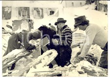 1954 RIEMENSTALDEN (SVIZZERA) Soccorsi nel villaggio travolto da una valanga