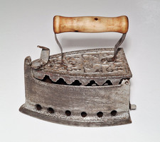 FERRO DA STIRO ANTICO IN GHISA