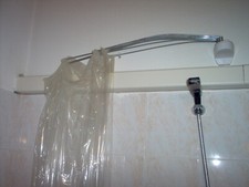 vendo tenda doccia compresa spedizione solo in italia.