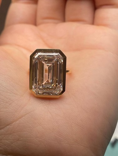 Anello solitario con diamanti