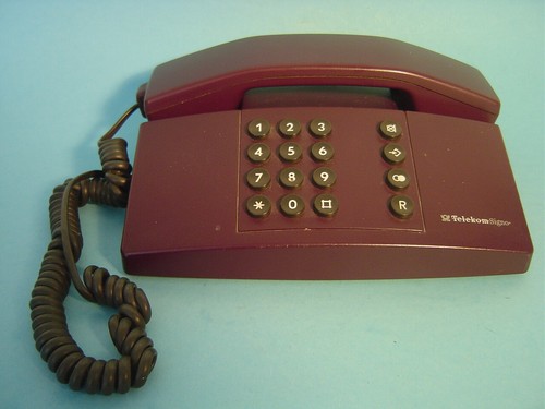 Vecchio telefono viola - vecchio, "signo"