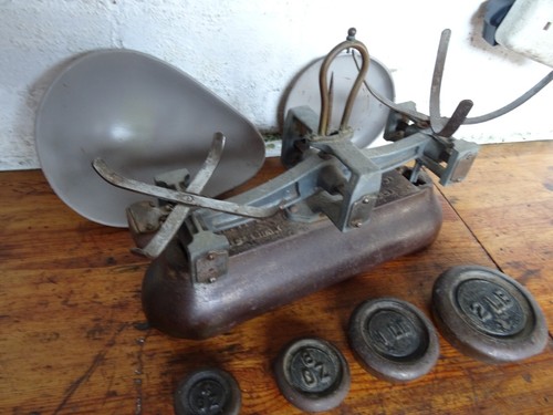 Antique avery 2 lb - &, t