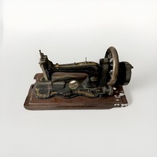 Macchina da cucire antica