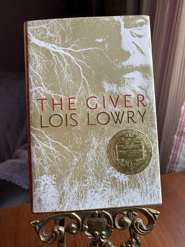 The giver lois lowry signed - lowry,