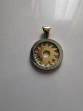 Pendente Bulgari tondo in acciaio con all’interno un Sole in oro giallo 18kt. Il