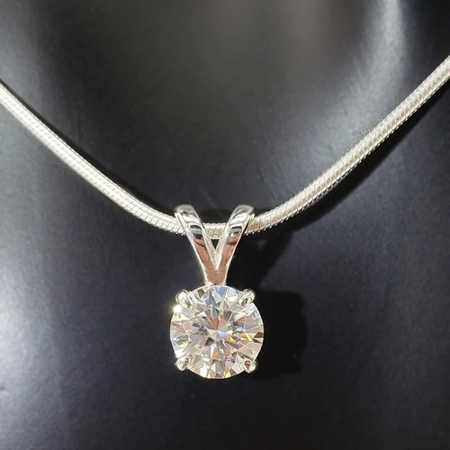 Ciondolo solitario diamante