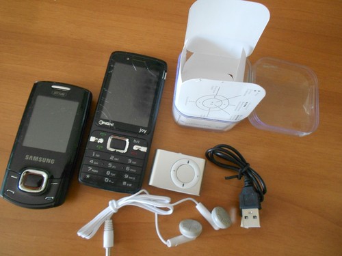 Due vecchi telefoni - due,