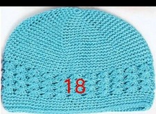 Cappello azzurro di lana per