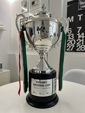 Coppa trofeo in metallo argentato e legno con manici.