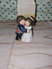 Thun Coppia Sposini Abbracciati Con Bouquet Piccoli Con Scatola 