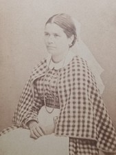 CDV Ritratto di donna, Timbro a secco, 1865 Ca. [S1755]
