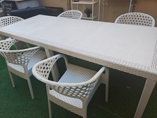 tavolo con sedie da giardino