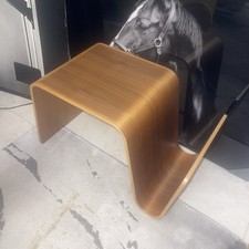 Sgabello o tavolino e porta