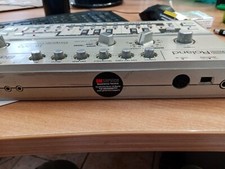 Roland tb 303 bass line sintetizzatore per musica tecno 