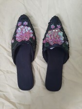 Ciabatte nere a tacco piatto con motivo floreale, taglia 39