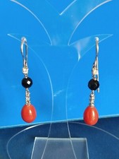 Orecchini in oro 750 con gocce di corallo, brillanti ct 0,20 e pietre