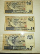 SINGAPORE: 2+1  'VECCHIE'  BANCONOTE DA 1 DOLLARO: DA COLLEZIONE.