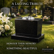 Vaso commemorativo in granito