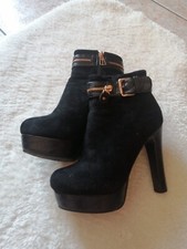 Stivaletti con tacco da donna con cinturino tipo camosciato.