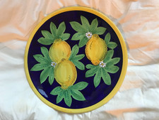 Piatto da parete terra blu dipinto a mano italiano con decorazione limoni