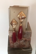 Orecchini giada rossa, rombo martellato 19mmx17mm, no nichel, placcato oro 18k