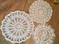 Centrini gruppo 3 pezzi rotondi fatte di pizzo a mano ad uncinetto bianco usate 