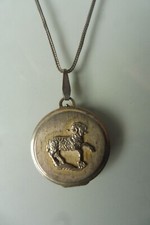 Ciondolo con Catena, Segni