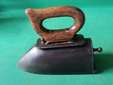 ANTICO FERRO DA STIRO IN GHISA CON PIASTRA INTERNA MANICO LEGNO PRIMI '900. CK48