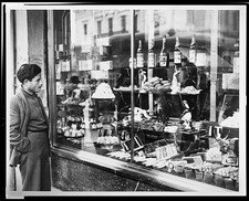 Foto:[L'uomo fissa la vetrina