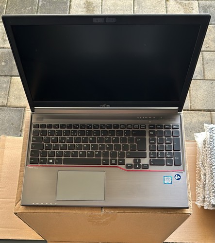 Fujitsu u756 dispenser - u756, 15.6"