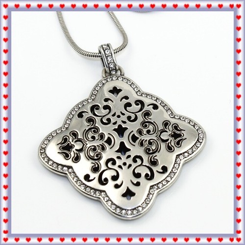 Collana con ciondolo - , in