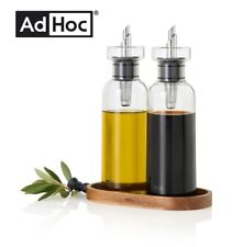 SET 2 CONTENITORI DOSATORI PER OLIO E ACETO CON BASE IN LEGNO DI ACACIA "ADHOC"