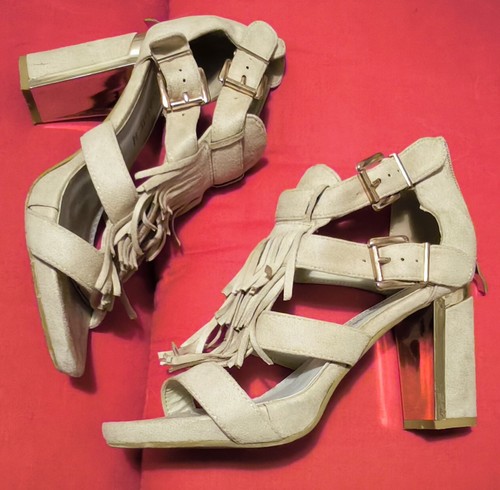 Sandali beige con tacco dorato