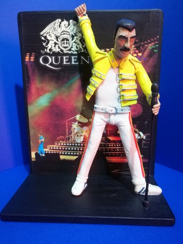 Statuina action figures - -,