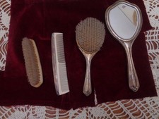 Servizio da toilette in argento pesante.