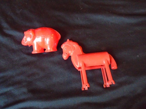 Due elefanti rosso plastica - due,