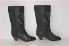 Stivali in pelle nera chiodata