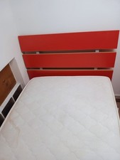 letto singolo in legno testiera color rosso e comodino abbinato in tinta