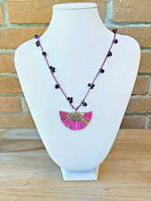 Collana Uncinetto Filo lurex E Cristalli Fucsia Con Pendente Ventaglio