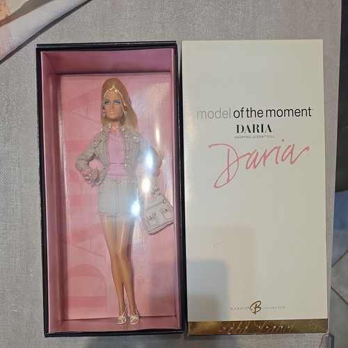 Model the moment shopping - the,
