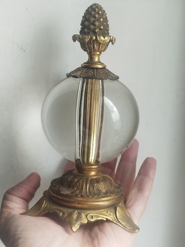 Etrange boule cristal presse - etrange,