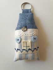 portachiavi in stoffa a forma di casetta, portachiavi in tessuto fatto a mano