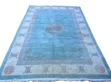 UN VECCHIO TAPPETO DECORATIVO