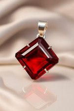 Ciondolo quadrato rubino rosso