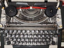 Olympia Portable Schreibmaschine Typewriter Macchina scrivere Traveller de Luxe