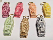 Portachiavi divertente ironico forma bara vari colori plastica effetto marmo