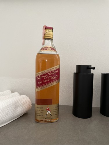 Johnnie walker red - red, label