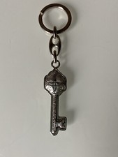 PORTACHIAVI CON PENDENTEA FORMA DI CHIAVE IN METALLO CON INCISIONE