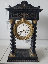 Pendule portique 19eme à colonnes torsadées avec marqueterie de fleurs. Ht: 42cm